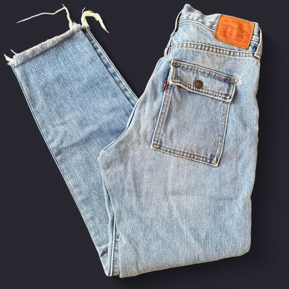 Levi’s - high rise blue jeans with frayed hem
